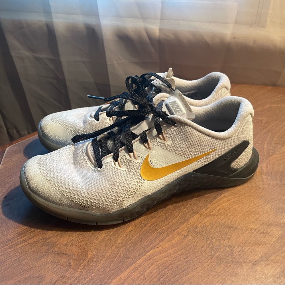 Nike Athletic Shoe Women’s Size 7.5 White and Gold